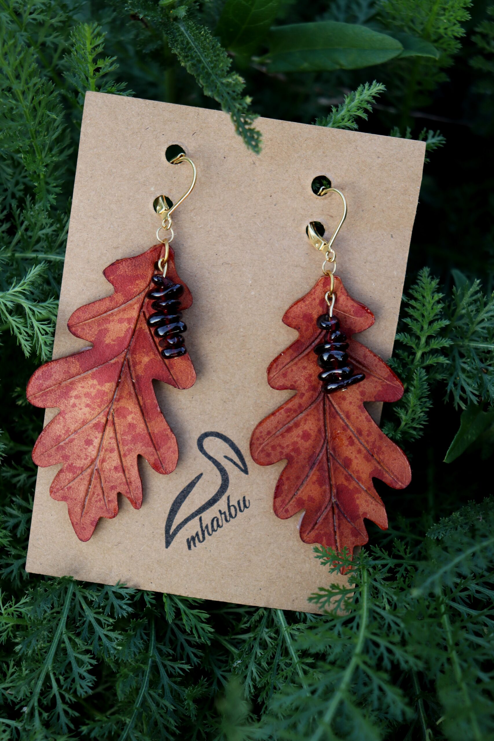 Kožené náušnice z kolekce Ancient Oak s granáty